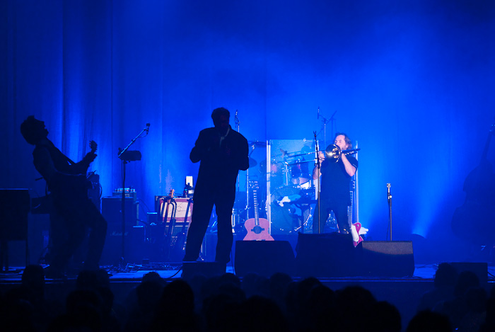 Stefan Gwildis mit Band und Backliner Jürgen Feuerlein im Deutschen Haus Flensburg